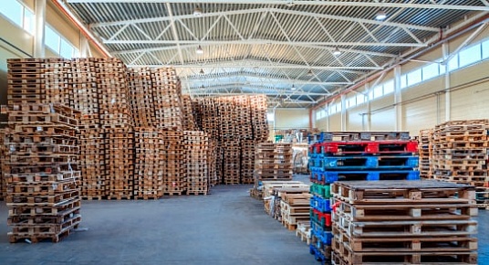 Наши два складских комплекса класса B + и огромная территория для хранения деревянных поддонов
